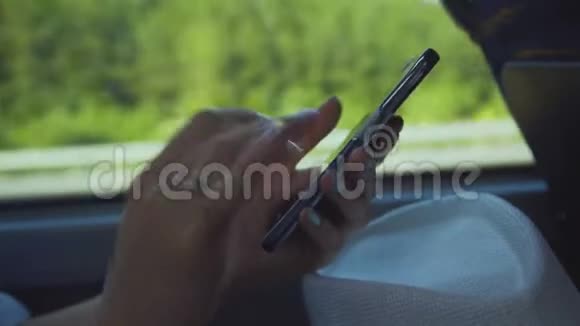 女性在开车时使用智能手机视频的预览图