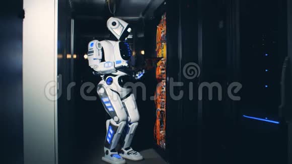 未来派机器人在数据中心工作关闭视频的预览图