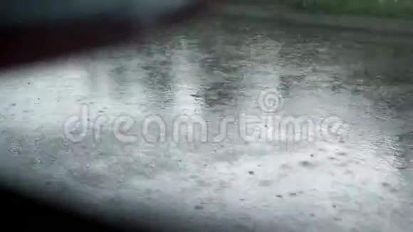 从车窗看到特写道路的边缘路边在雨中而汽车在移动从车上看风景视频的预览图