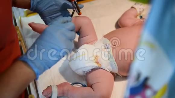 新生儿复苏在诊所检查新生儿的女医生视频的预览图