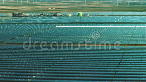 低空飞越太阳能发电厂清洁能源生产视频的预览图