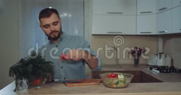 年轻人在厨房里准备蔬菜做食物跳舞视频的预览图