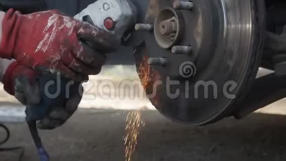 机修工用磨床切割汽车的车轮视频的预览图