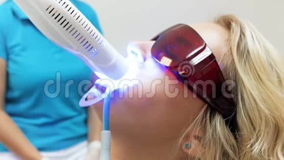 现代牙科诊所牙齿美白检查4k镜头视频的预览图