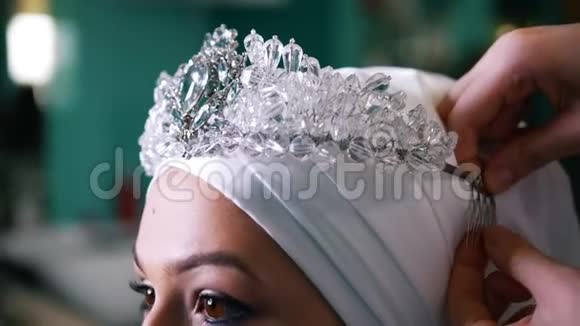 美丽的穆斯林新娘头戴头巾视频的预览图
