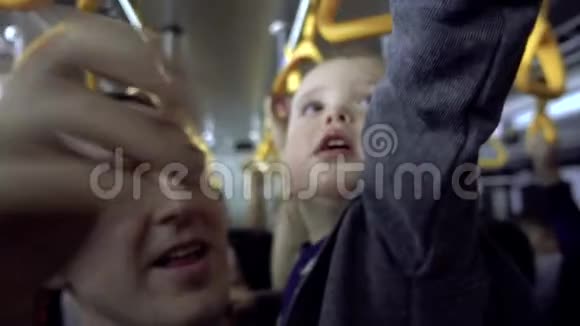有父亲的男孩在公共汽车内部扶扶手视频的预览图