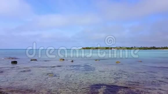 空中无人机射击飞越美丽的海湾从鸟瞰海岸景色摄像机对着镜头视频的预览图