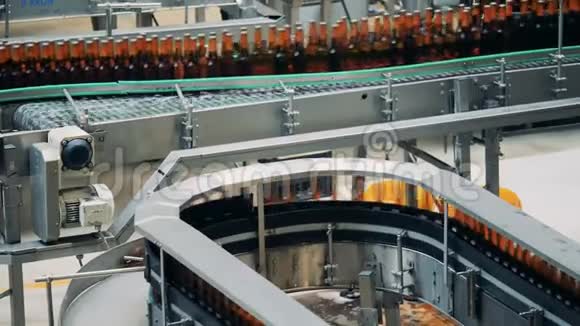 带啤酒的输送机在工厂工作视频的预览图