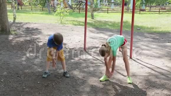青少年在公园里训练倾斜锻炼视频的预览图