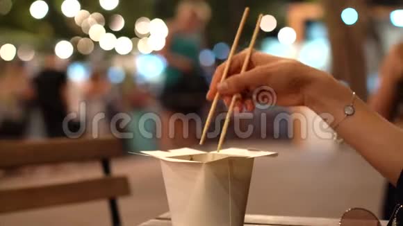亚洲食品的纸板箱和手拿筷子视频的预览图