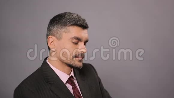 穿西装的男人喝着苹果汁竖起大拇指微笑着拍照视频的预览图