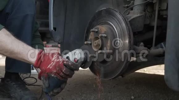 机修工用磨床切割汽车的车轮视频的预览图