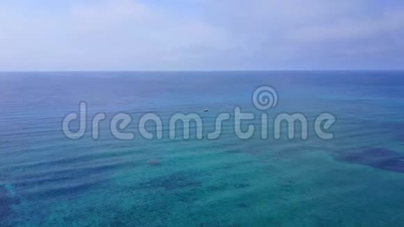 空中无人机射击飞越美丽的海湾从鸟瞰远处看船景色绿松石视频的预览图