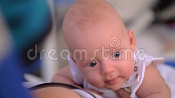 宝宝抬起头用蓝色的大眼睛看着视频的预览图