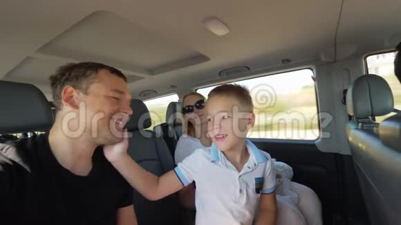 有两个孩子的父母开车旅行视频的预览图