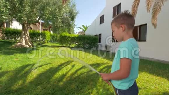 儿童参加家务在家旁浇绿草坪视频的预览图