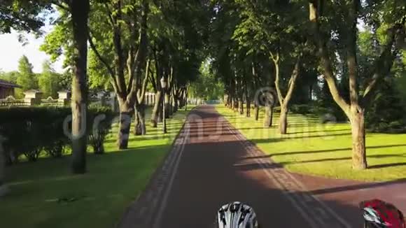 阳光普照的公园里无人驾驶的景色视频的预览图