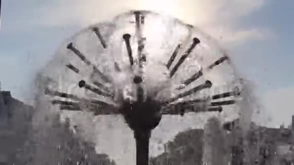 从乔莫尔斯中心喷泉到下午结束的一个短框架视频的预览图