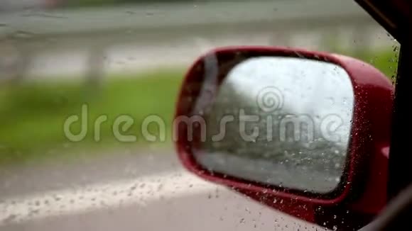 特写车侧车窗上的水珠一边开车从强风中水滴不是顺着玻璃流而是视频的预览图