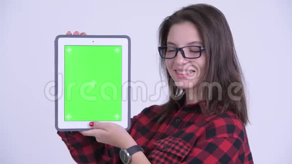 年轻漂亮的年轻时髦女郎展示数码平板电脑的脸视频的预览图