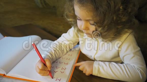 小女孩学会写妈妈这个词视频的预览图