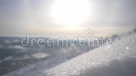 美丽的冬季景观带着阳光明媚的雪雪花在山上慢动作透镜耀斑效应3840x2160视频的预览图