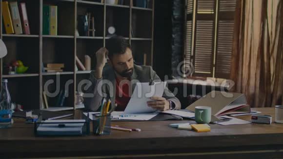 精疲力竭的人解决商业问题办公室职员躺在桌子上视频的预览图
