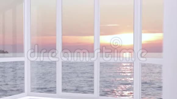 傍晚海上日落时雄手握着雌手在背景窗上观看视频的预览图