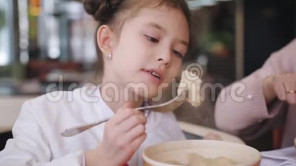 小女孩在咖啡馆吃热饺子视频的预览图