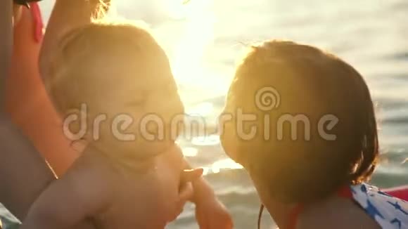 小男孩在海边亲吻小女孩视频的预览图
