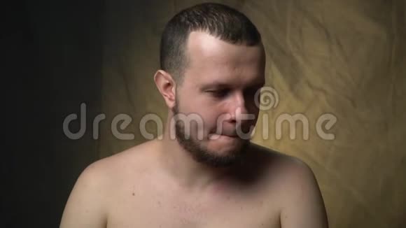 一个灰心丧气的大胡子男人露出尴尬的微笑视频的预览图