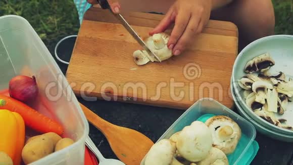 女性的手在树桩上切蘑菇作为一张桌子视频的预览图