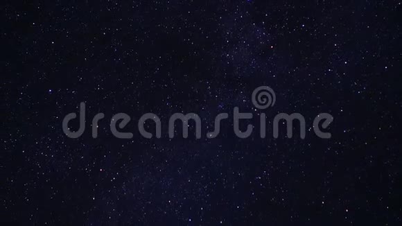 星空上的星斗迷人的奇观夜空的树冠后面星空上的星斗视频的预览图