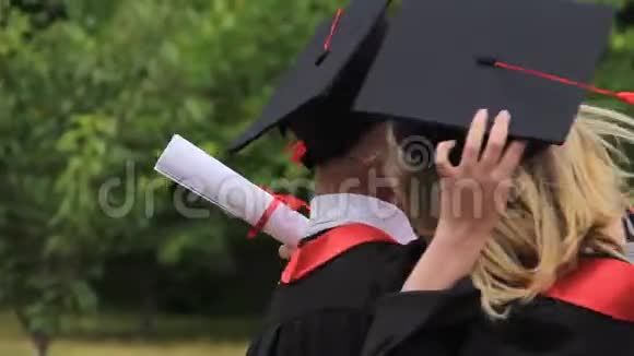 微笑男人背着女朋友在毕业典礼上转身视频的预览图