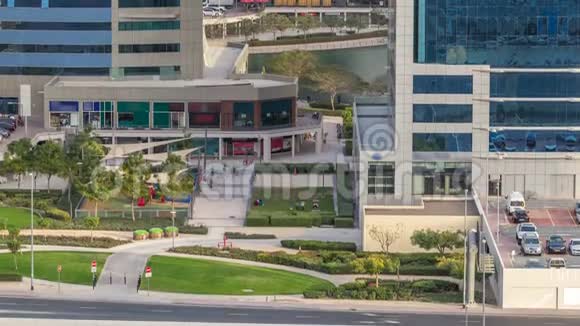 Jumeirah湖附近的绿色区域的鸟瞰图摩天大楼随着停车时间的推移视频的预览图