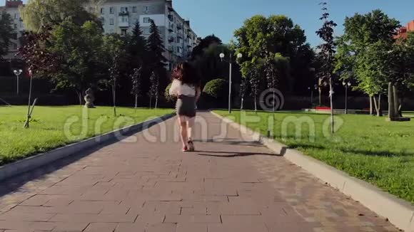 漂亮的健身女孩在公园里做早操视频的预览图