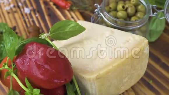 木制桌子上的蔬菜沙拉和意大利面食的食物成分新鲜蔬菜奶酪和调味料视频的预览图