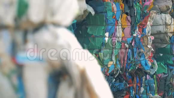 五颜六色的塑料垃圾堆放在垃圾场关闭视频的预览图