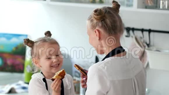 快乐的小女儿和妈妈一起吃自制的煎饼视频的预览图