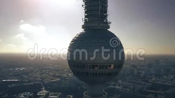 德国电视塔轮廓背后柏林城市景观的空中拍摄视频的预览图