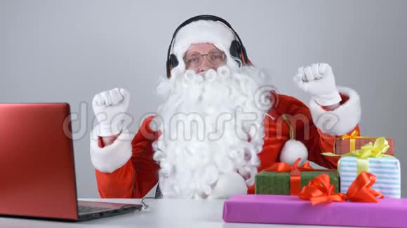 圣诞老人用耳机听音乐跳舞50分视频的预览图