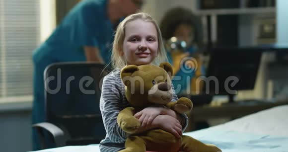 带着泰迪熊坐在医院的女孩视频的预览图