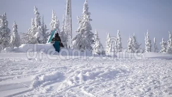 美丽的冬季景观与木屋在雪山慢动作3840x2160视频的预览图