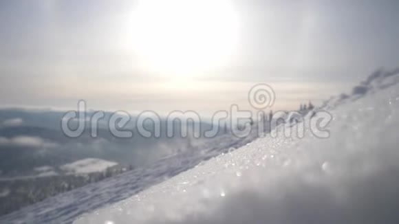 美丽的冬季景观山上有阳光明媚的雪背景上有阳光慢动作透镜闪光视频的预览图