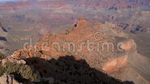 从谷底到大峡谷岩石纪念碑的全景视频的预览图