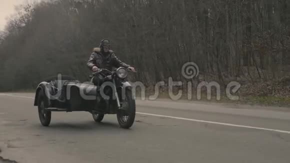 男子驾驶复古摩托车视频的预览图