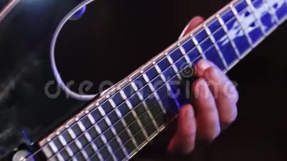 4k吉他手曲的特写视频的预览图