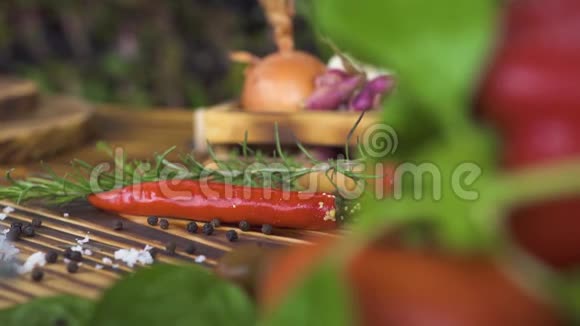 在蔬菜背景上特写红辣椒草本调料意大利菜的新鲜蔬菜和香料视频的预览图