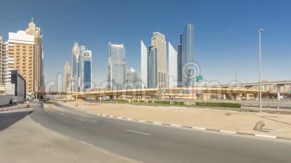 繁忙的谢赫扎耶德路时光流逝地铁和现代摩天大楼环绕在豪华的迪拜城视频的预览图