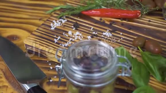 新鲜蔬菜胡椒番茄洋葱大蒜和草药迷迭香盐橄榄烹饪跟踪拍摄关门视频的预览图